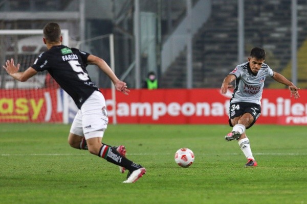 Pizarro jugando ante Palestino - AgenciaUno