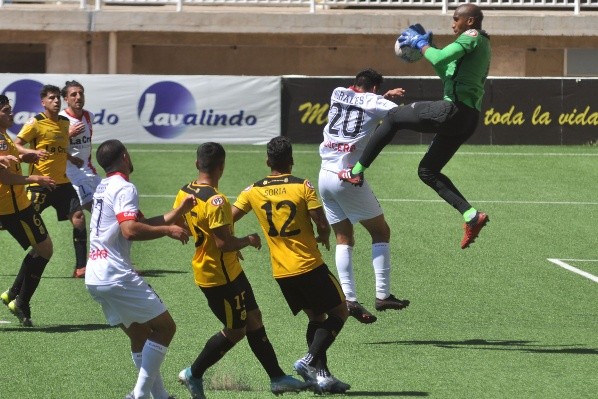 Omar Carabalí es uno de los arqueros del futuro para Paulo Garcés. Foto: Agencia Uno.