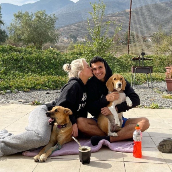 Pablo Galdames fue a Curacaví a relajarse con su polola Vesta Lugg y sus mascotas. Foto: Instagram