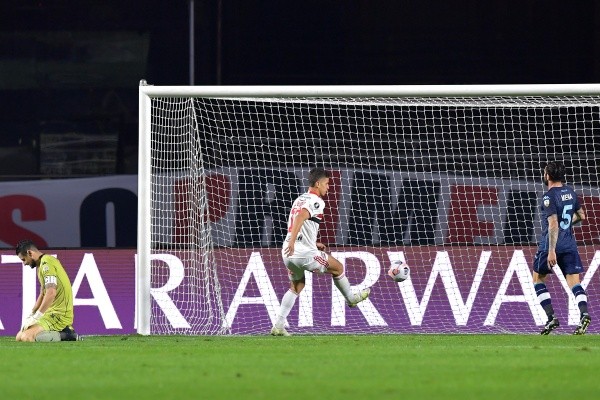 Arias se equivocó feo y regaló el gol de Sao Paulo. Eso sí, después la arregló con un tapadón. Foto: Getty Images