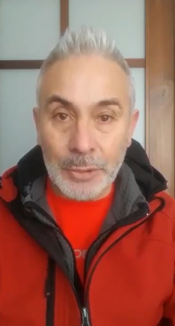 Juvenal Olmos estuvo a punto de quebrarse en el mensaje que le entregaba a la comunidad tras el robo sufrido en su casa. Foto: Captura Facebook.