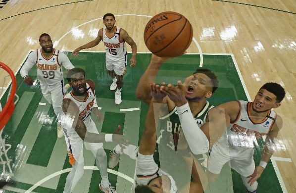Giannis Antetokounmpo tuvo otra jornada brillante con los Bucks. Foto: Getty.