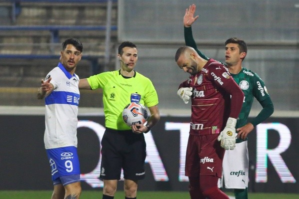 El dudoso cobro de árbitro decretó un pésimo destino para la franja en la ida de octavos de final de Copa Libertadores.