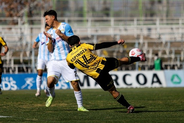 Magallanes derrotó por 2-1 a Fernández Vial en San Bernardo. Foto: Agencia Uno.