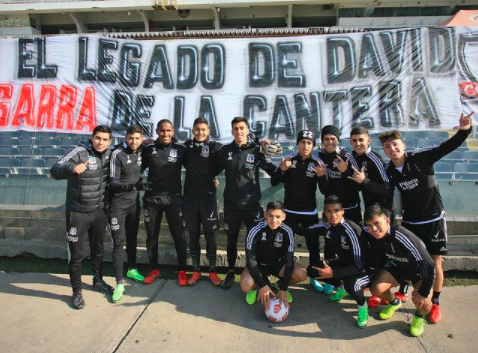 El mensaje a la cantera de Colo Colo en el Arengazo. Foto: Colo Colo