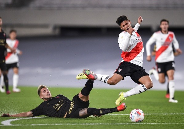 Colón se quedó con diez luego de este foul de Piovi a Carrascal. Foto: Getty