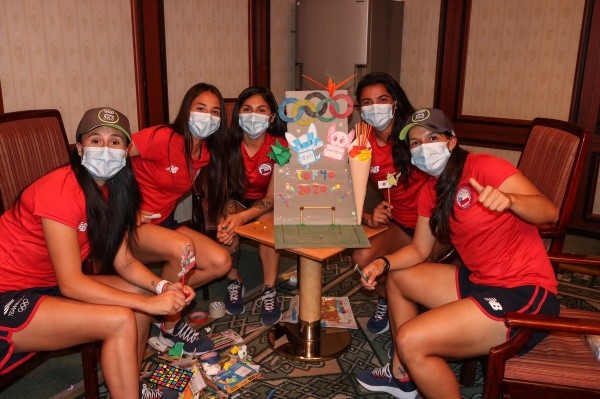 Las jugadoras chilenas practicaron el origami. (Foto: ANFP)