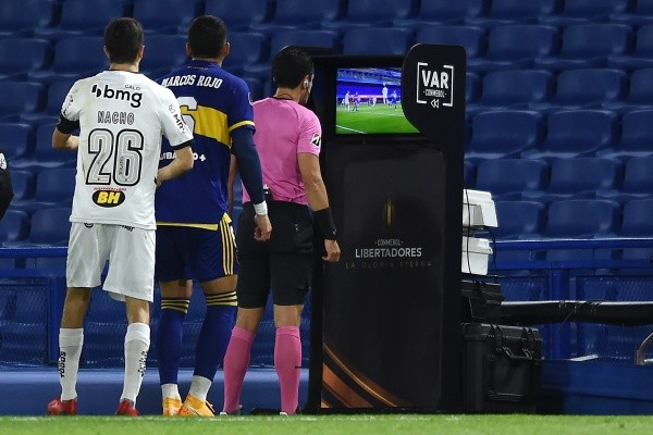 El VAR se robó las miradas en la ida entre Boca Juniors y Atlético Mineiro. Foto: Getty Images