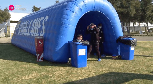 Orellana dentro del basurero tras su gol. Foto: TNT Sports