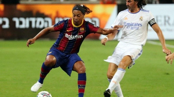 Ronaldinho fue pura magia en su época profesional y la sigue demostrando en los partidos de seniors (Getty Images)