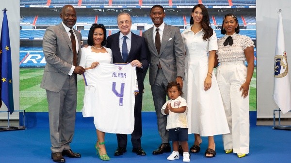 David Alaba posó junto a toda su familia. (Foto: Real Madrid)