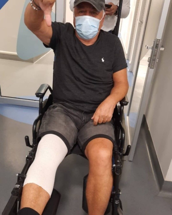 Carlos Caszely en la consulta previa a la operación en su rodilla, la semana pasada.