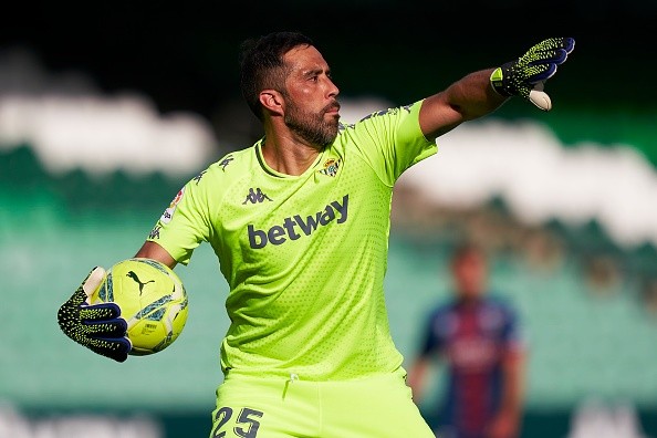 Claudio Bravo no estuvo en el amistoso del Betis, con debut de Rui Silva en el arco. (Foto: Getty Images)