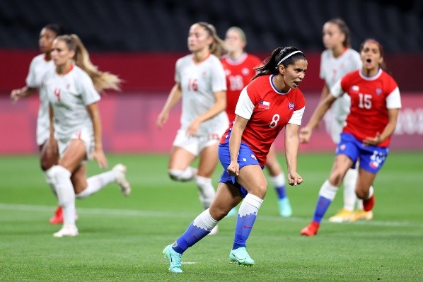 Karen Araya marcó de penal en el descuento de Chile contra Canadá.