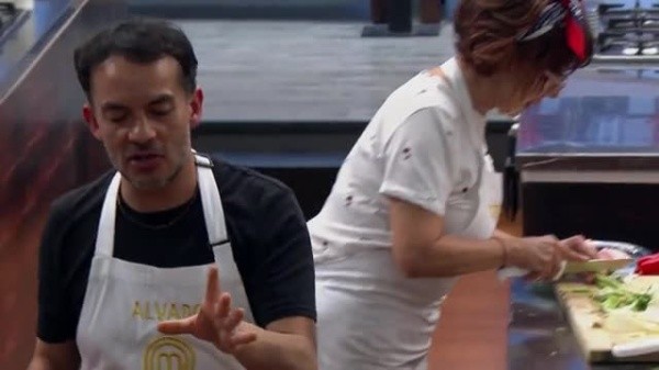 Álvaro López en Masterchef Celebrity, justo en el momento en que se cortó el dedo.