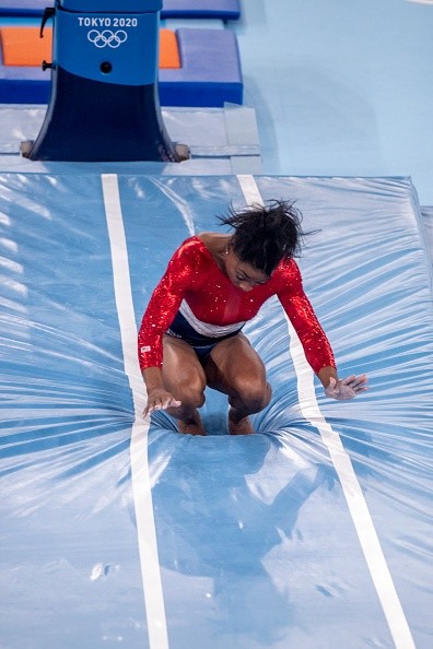 Biles tuvo una mala caída, que le pudo provocar la presunta lesión en el pie.