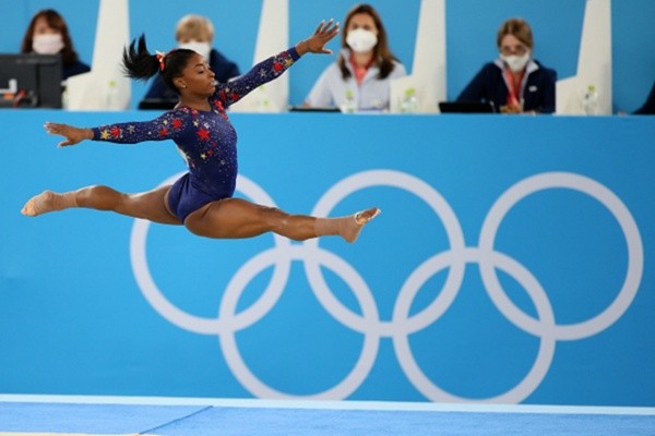 Estados Unidos sufrió el retiro de Biles por lesión, pavimentando el camino para la histórica medalla de oro de Rusia.