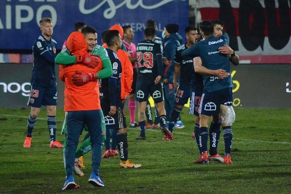 La U derrotó por 1-2 a Curicó, pero sufrió la expulsión de Fernando De Paul.
