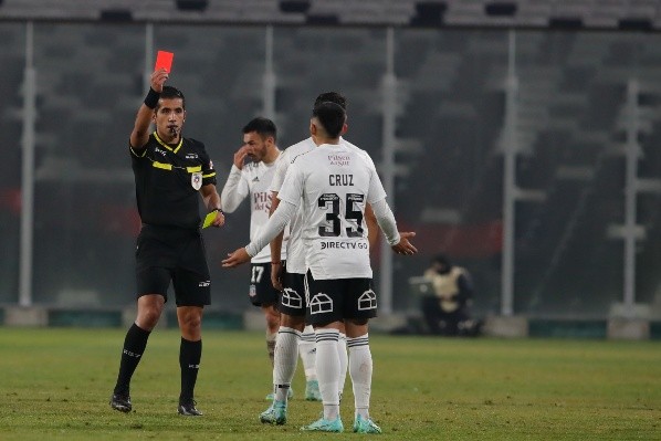 Cruz fue expulsado y se perderá los próximos dos partidos de Colo Colo. Foto: Agencia Uno