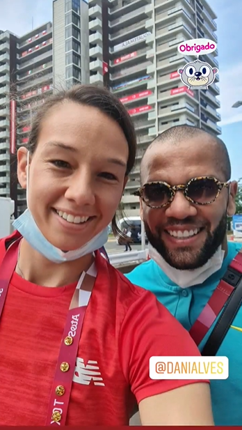Tiane Endler y Dani Alves en Tokio 2020.