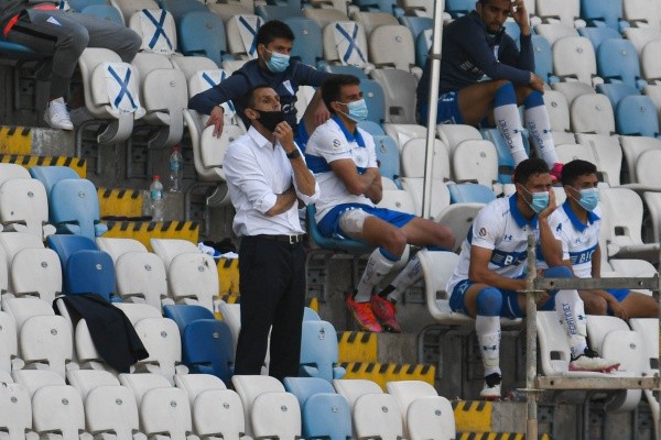 Poyet terminó viendo el partido de la UC en la galería. Foto: Agencia Uno