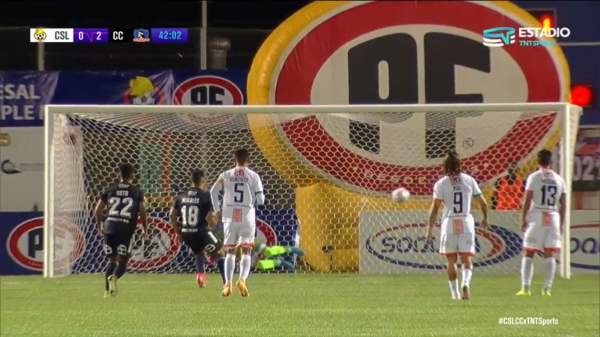 Morales y su penal contra Cobresal: a media altura cargado a la derecha y gol.(Foto: captura TNT Sports)