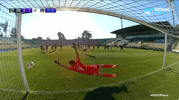 Morales y su penal contra Everton: ajustado a la derecha a media altura y gol.(Foto: captura TNT Sports)