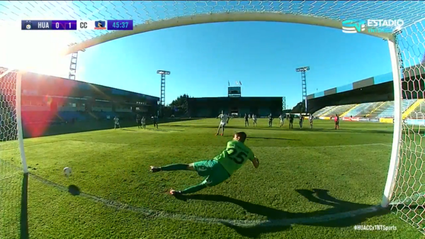 Morales y su penal contra Huachipato: por bajo a la derecha y gol. (Foto: captura TNT Sports)