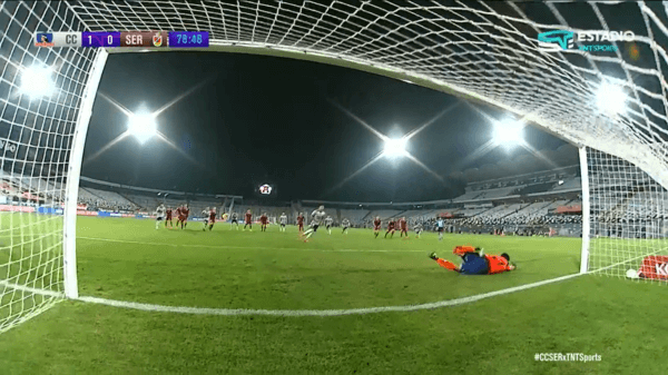 Morales y su penal contra La Serena: abajo a la izquierda y gol. (Foto: captura TNT Sports)