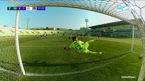 Morales y su penal contra Wanderers: abajo a la izquierda y gol. (Foto: captura TNT Sports)