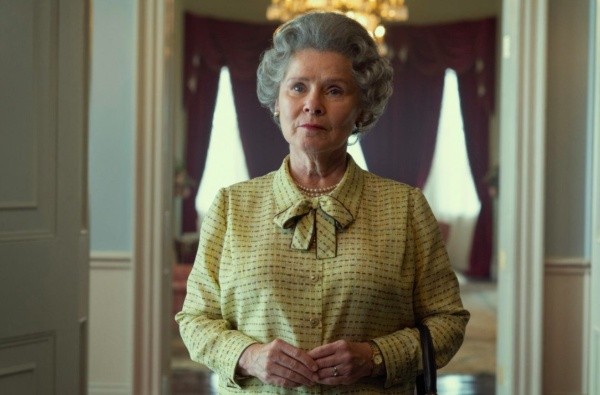 El look definitivo de Imelda Staunton para interpretar a la Reina Elizabeth II, en The Crown.