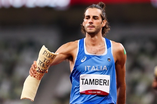 Tamberi junto al yeso de su lesión. Ahora, en su lugar tiene una medalla de oro. Foto: Getty Images