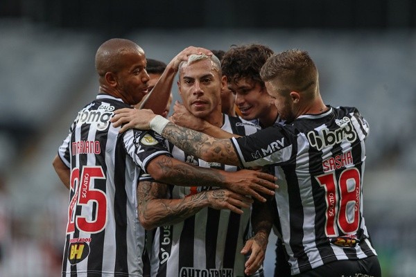 Eduardo Vargas en el duelo entre el Mineiro y Athletico Paranaense.