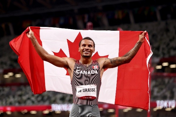 De Grasse celebrando con la bandera de Canadá - Getty