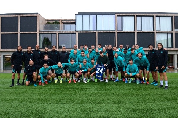 Eriksen compartió junto al plantel del Inter de Milán. Foto: Inter