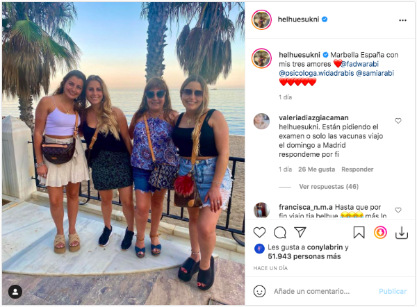 Las postales de Helhue Sukni junto a sus hijas en Marbella, España.(1)