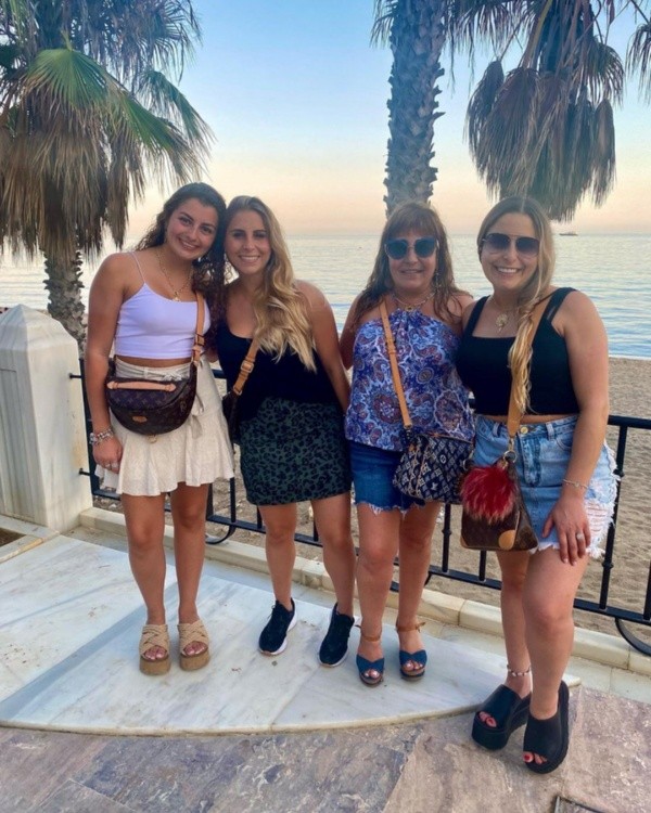 Las postales de Helhue Sukni junto a sus hijas en Marbella, España.(2)