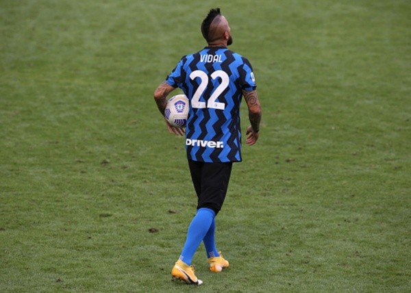 MILAN, ITALY - MAY 23: Arturo Vidal of Internazionale claims a matchball as a souvenir as he makes his way to the podium to collect his Serie A winners' medal following the Serie A match between FC Internazionale Milano and Udinese Calcio at Stadio Giuseppe Meazza on May 23, 2021 in Milan, Italy. Sporting stadiums around Italy remain under strict restrictions due to the Coronavirus Pandemic as Government social distancing laws prohibit fans inside venues resulting in games being played behind closed doors (Photo by Jonathan Moscrop/Getty Images)