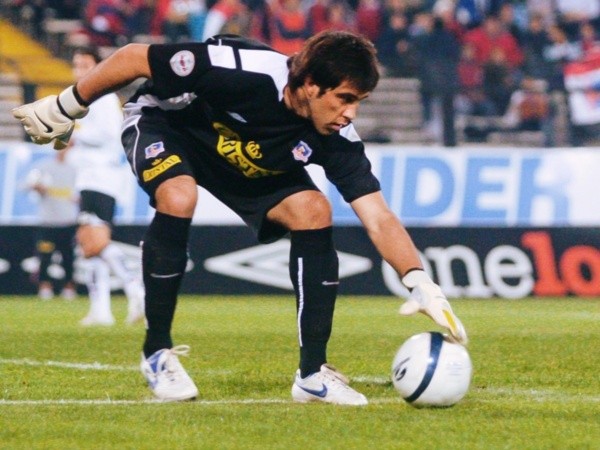 Claudio Bravo podría volver a vestir los colores de Colo Colo el próximo año. Foto: Archivo
