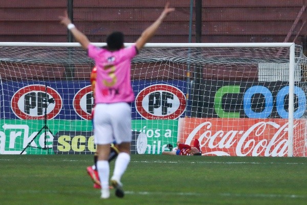 Pavez protagonizó el blooper de la fecha con su autogol ante Ñublense. Foto: Agencia Uno
