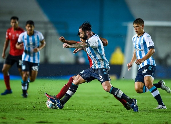 Eugenio Mena asoma como titular en la academia ante el rojo de Avellaneda. (Foto: Getty)