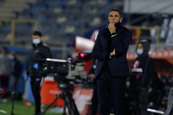 Gus Poyet ratificó su continuidad en la UC pese a los fuertes rumores de su salida.