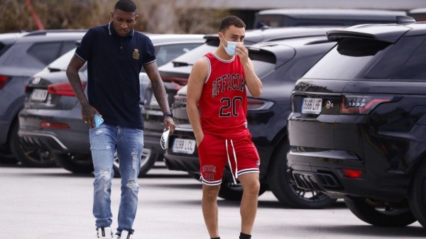 Sergiño Dest al parecer no vio la invitación y llegó a jugar un partido de basket a la despedida de Lionel Messi