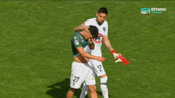 Gabriel Castellón consuela a jugadores de Santiago Wanderers.
