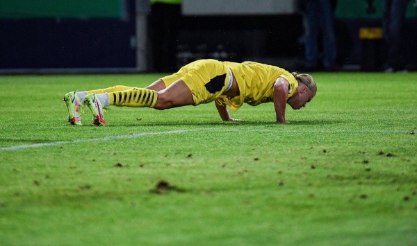 Haaland comenzó a hacer flexiones para reclamar un penal no cobrado