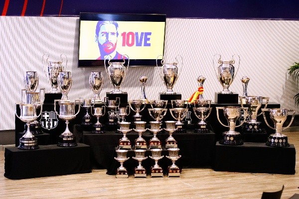 Barcelona presenta todos los trofeos ganados por el club mientras estuvo Lionel Messi (Getty Images)