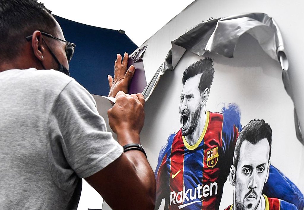 La imagen de Messi desaparece del Camp Nou.