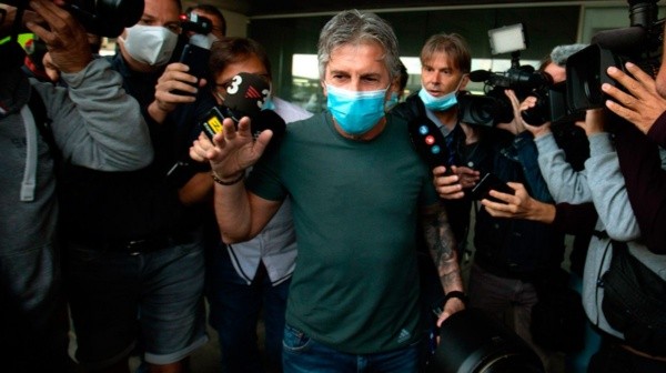 Jorge Messi habló con la prensa en el aeropuerto.