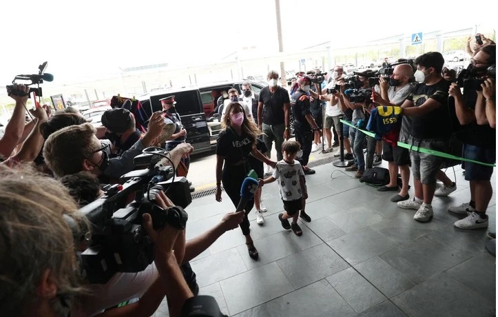 Antonella y su hijo menor antes de abordar el vuelo a París(FOTO: Olé)