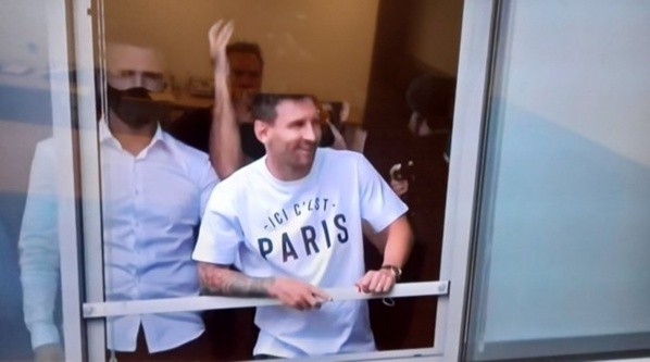 Messi ya llegó a la capital de Francia y causó locura en el aeropuerto Le Bourget.